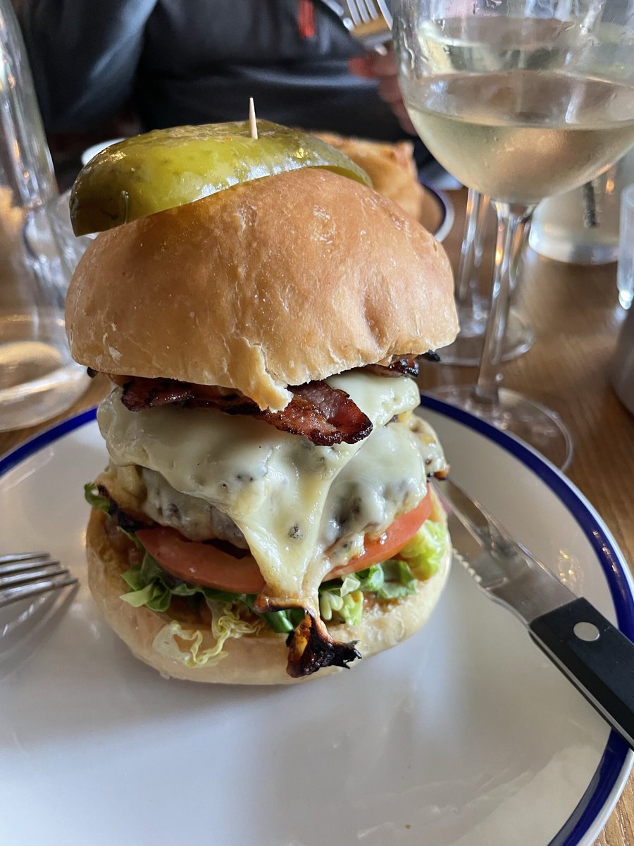 rflood01's tweet photo. @TheWhiteHorsePu I was tempted but really enjoyed my burger  - thank you x https://t.co/UIJafFnWQ0