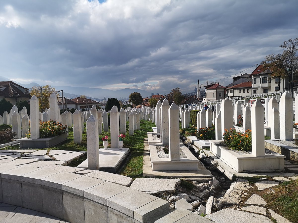 #Srebrenitsa'da soykırıma uğratılmış kardeşlerimizi rahmetle anıyor, yakınlarının acılarını yürekten paylaşıyoruz. 

Donosimo rahmet na našu braću koja su žrtve srebreničkog genocida i svim srcem dijelimo saosećanja bola sa njihovim najbližima.
#SrebrenitsaSoykırımı
#Srebrenica28