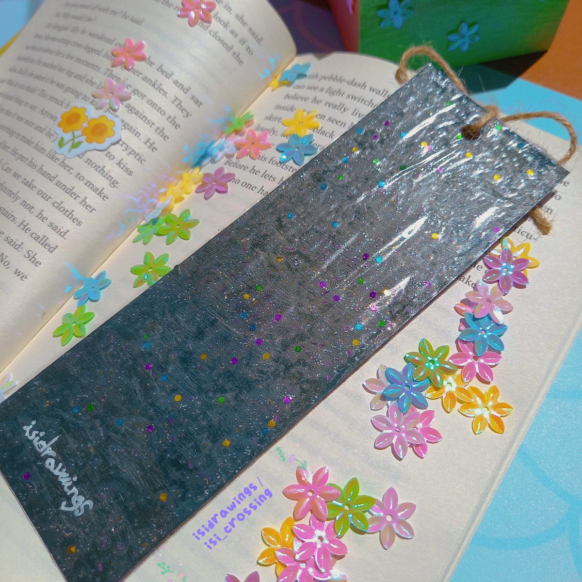 isidrawings's tweet photo. My first floral acrylic bookmark awaits you on my shop!! ๐ฅน๐ผ
I painted some wildflowers & a quote this timeโจ
Only 1 available as itโs handpainted!
#smallshop #floralart #diybookmark #kofichallenge #acrylicart https://t.co/TQyAAfSZXj