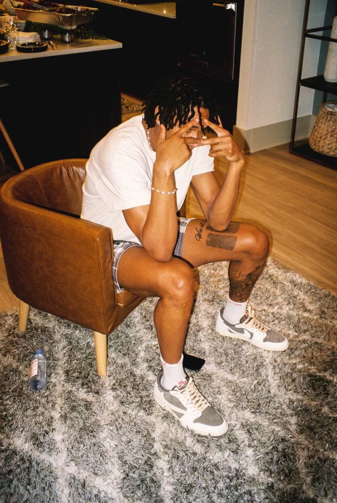 Yvngdevo's tweet photo. Locked in👨🏽‍🎨🍍 https://t.co/X37oT89fkH