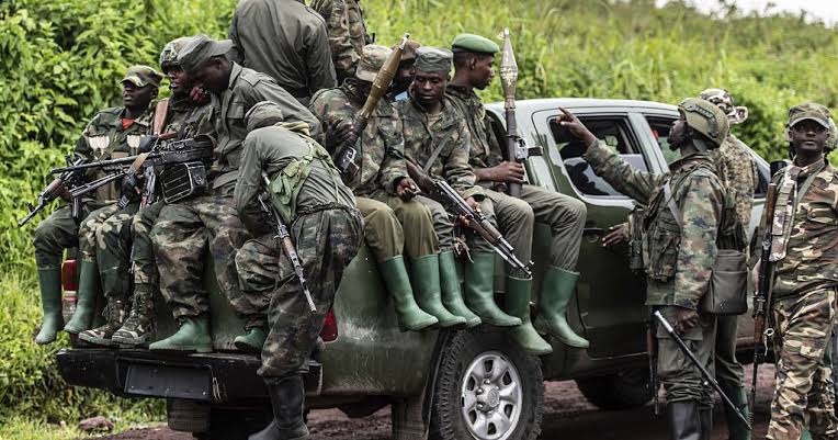 goma24news's tweet photo. Les vrais commandos, Les Lions de Sarambwe qui ne reculent Jamais devant l'adversaire dans jeep abandonné par les FARDC en débandade. https://t.co/1XzfuFrMQk