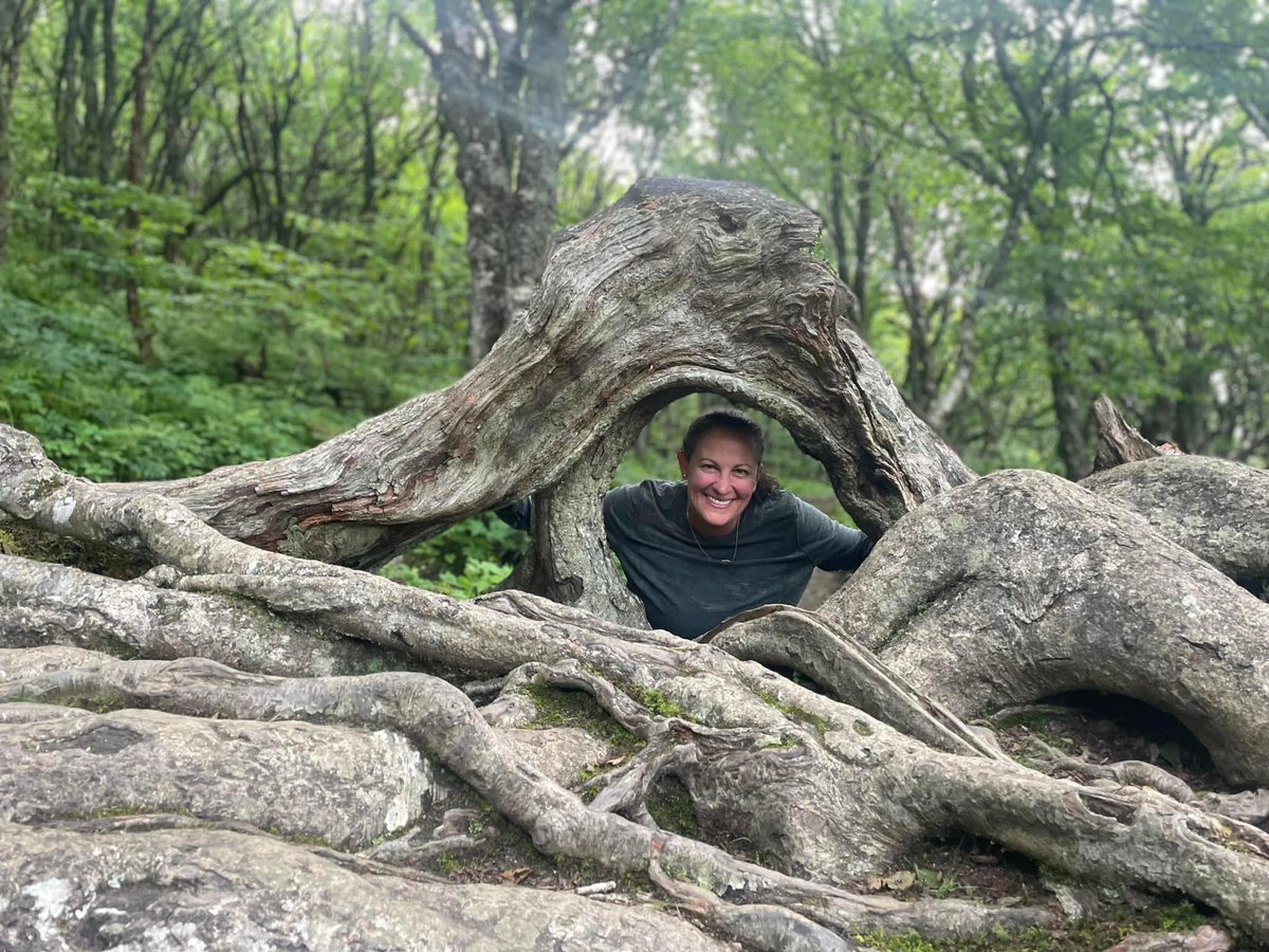 monroescsd's tweet photo. Hey Mustang Families! 
A hello from Mrs. Elder, your friendly reading teacher at Monroe 😊📖
I love literacy as much as I love the outdoors. This summer I’ve been hiking, to the beach, and reading and doing some writing! I can’t wait to see your smiling faces in August! ✏️🚌🎉 https://t.co/m9kntMlGVU