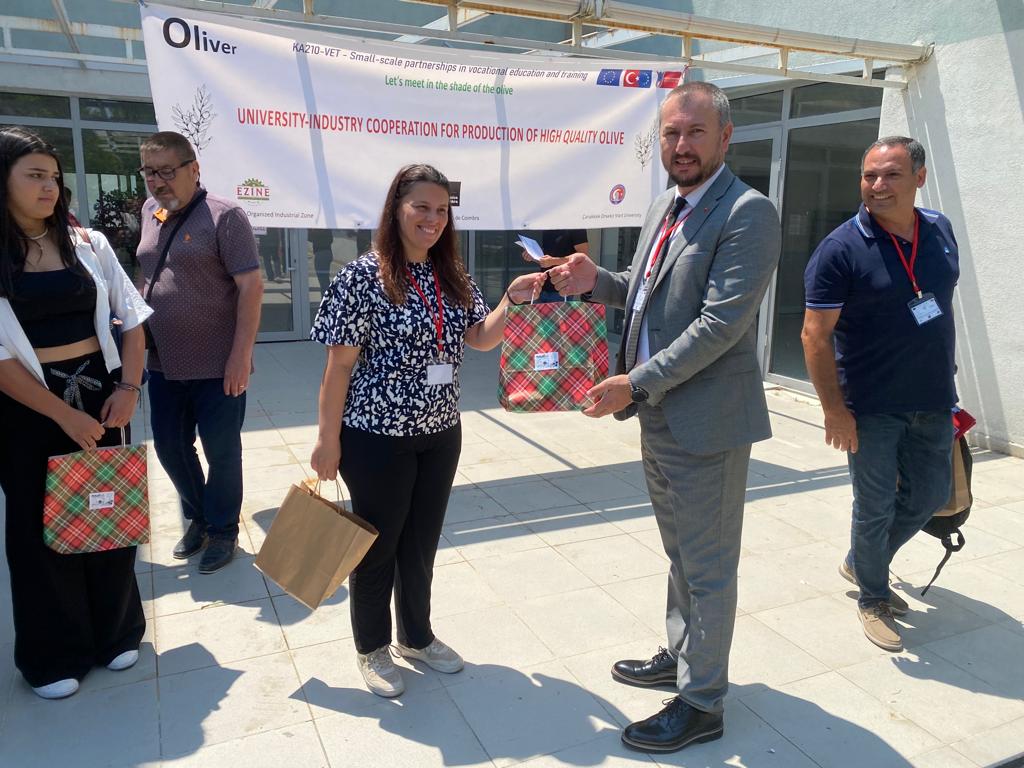 ÇOMÜ Rektörü Prof. Dr. R. Cüneyt Erenoğlu tarafından toplantıya katılan Portekizli akademisyenlere, katılım sertifikaları verildi. Ayrıca Ezine Gıda İhtisas Organize Sanayi Bölgesi Müdürü Alper Altınok, yabancı misafirlerine zeytin ve zeytinyağı hediye etti.