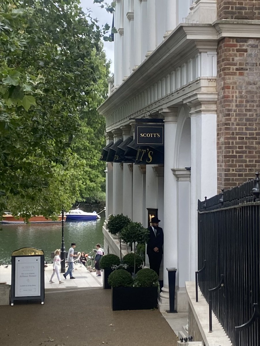 Back again…becoming a bit of a regular. Best friend’s birthday celebrations tonight 🎉🎂 #scottsrichmond #richmond #birthdayfun