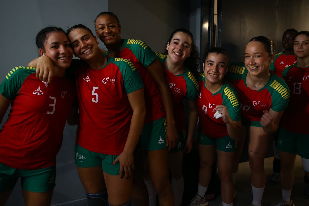 🏆 𝐖𝟏𝟗 𝐄𝐇𝐅 𝐄𝐔𝐑𝐎 𝟐𝟎𝟐𝟑 🇷🇴 

💭 𝑊𝑎𝑙𝑘𝑖𝑛𝑔 𝑜𝑛 𝑎 𝑑𝑟𝑒𝑎𝑚 🇵🇹 As imagens da vitória frente à Suíça 🥹

Vem aí 𝐨 𝐣𝐨𝐠𝐨 de acesso às Meias Finais:
🆚🇸🇪
🗓️ 12/07
⏰ 15h30
📍 Pitesti 

#mostraremcampo #andebol #aguamonchique #w19ehfeuro2023 #followthefuture