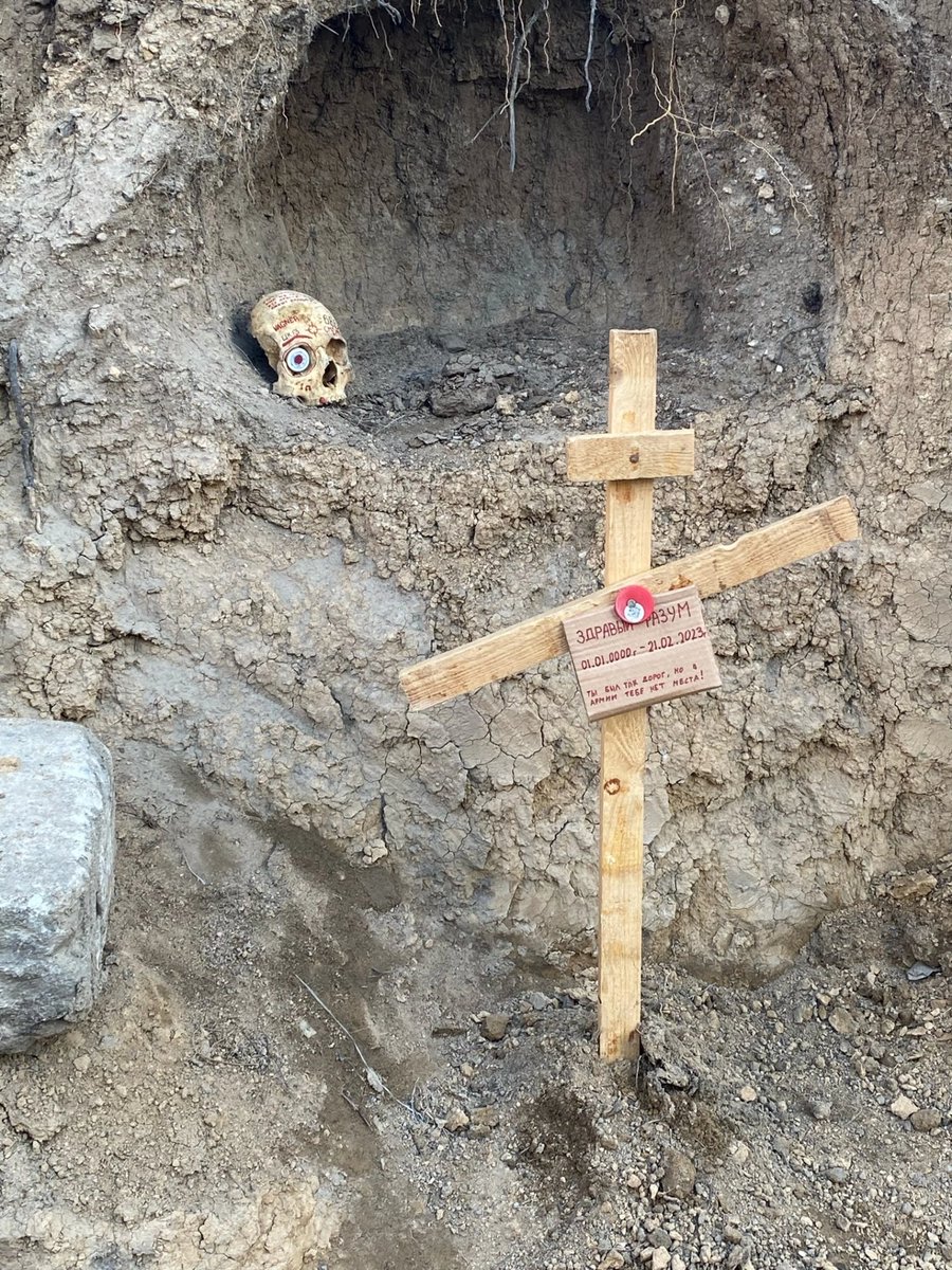 quality_rip's tweet image. Командир: "Парни, давайте украсим место перед палаткой, самим приятней будет"

Парни: ок

Также парни: