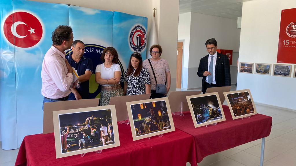 Çanakkale Onsekiz Mart Üniversitesi (ÇOMÜ) Ezine Meslek Yüksekokulu Yahya Çavuş Yerleşkesinde, başlayan toplantının ilk gününde önce Portekiz’den gelen akademisyenler ve öğretim üyeleriyle 15 Temmuz Fotoğraf Sergisi gezildi.