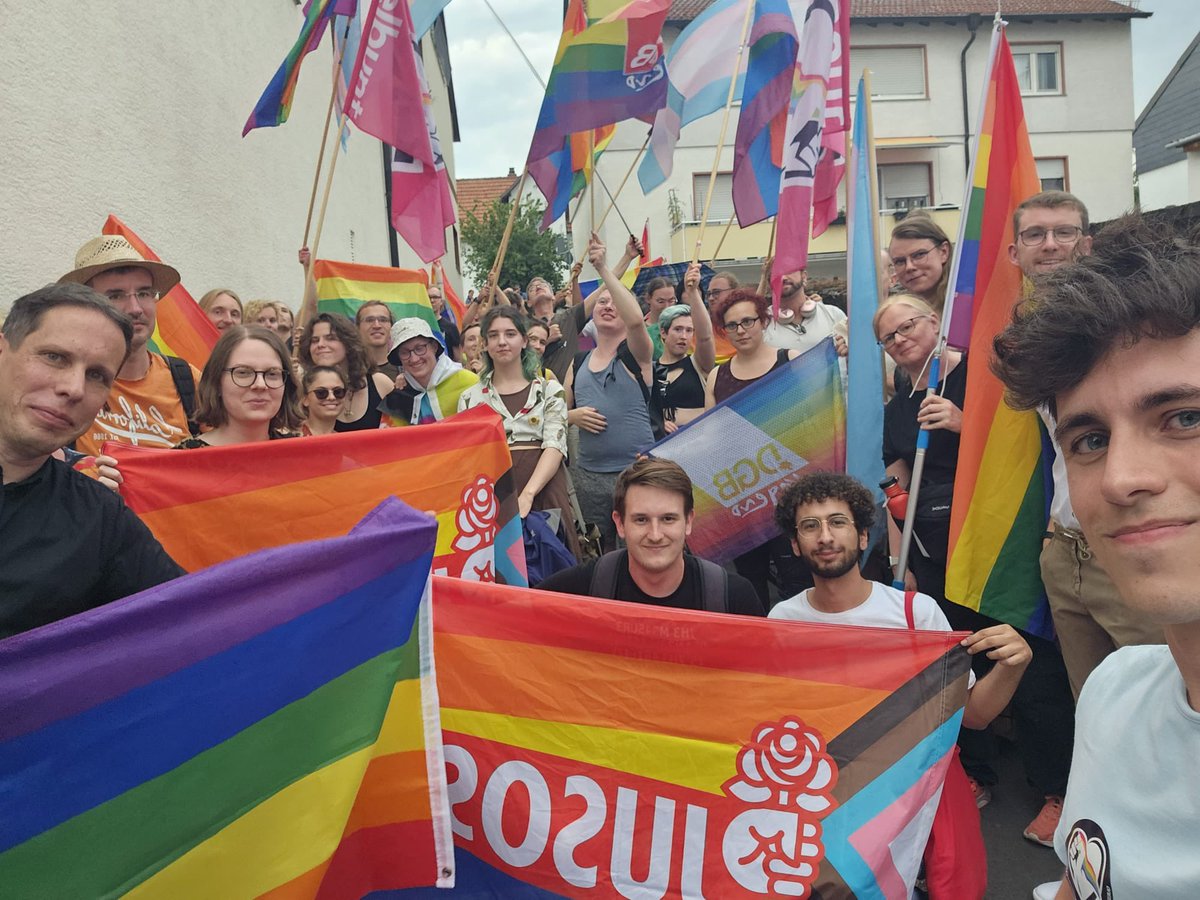 torleveringhaus's tweet photo. Wow - Danke für euer Kommen. In knapp 24 Stunden haben @vielbunt und wir vor Ort es geschafft, circa 70 Leute zu mobilisieren um in #Seeheim gegen Hass und Intoleranz zu demonstrieren. https://t.co/sgyHzS2RWN