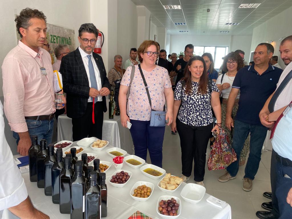 Ezine yerleşkede yöre firmaları tarafından hazırlanan zeytin ve zeytinyağı ürünleri tanıtıldı. Portekiz’den gelen akademisyenler, bölgenin peynirini zeytin ve zeytinyağını tattı. Ziyaretçilere Çanakkale’de yetişen ve üretilen peynir zeytin ve zeytinyağı hakkında bilgiler verildi.