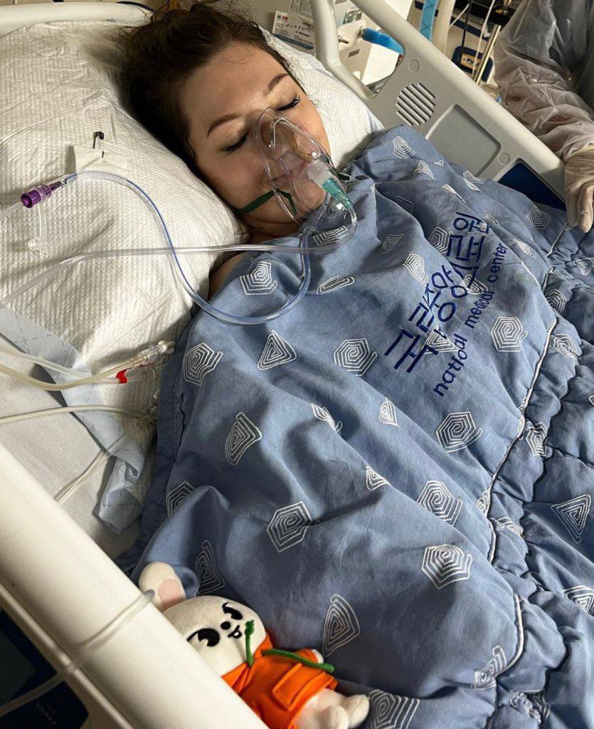 nijuunisai1's tweet image. Серьезный пост, не взлом. 

Стэй, просим помощи 😭
Наша близкая подруга попала в беду в Корее. Дело в том, что она в июне полетела в Корею на фанмитинг Stray Kids, а попала в реанимацию.
Далее рассказ ведется от подруги, которая на данный момент находится с ней.
-&amp;gt;