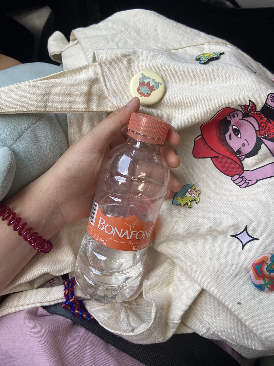 pinedarka's tweet photo. Me gusta mucho el agua Bonafont🤓 https://t.co/f0ajajGq3s