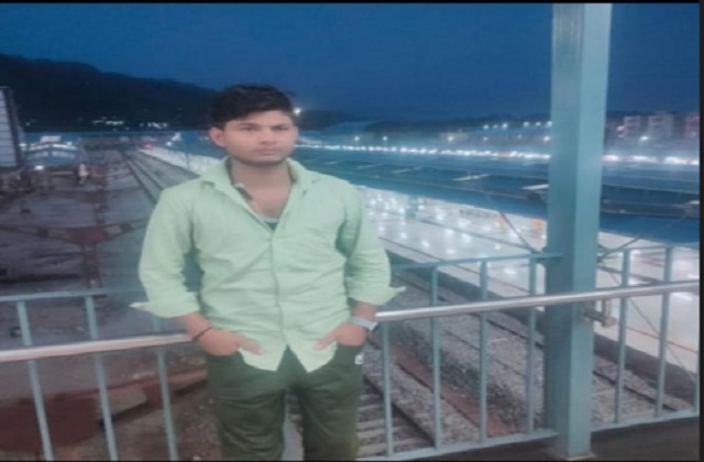 HaryanaKesari's tweet image. रोहतक में एसी का कंप्रेसर फटने से बड़ा धमाका हो गया। जिसमें एक मैकेनिक की मौत हो गई। जबकि दो लोग गंभीर रूप से घायल हो गए। घटना की सूचना मिलते ही पुलिस मौके पर पहुंच गई और घायलों को अस्पताल में भर्ती कराया गया। साथ ही मामले की जांच में जुट गई।
#Haryana #ACcompressor  #Police