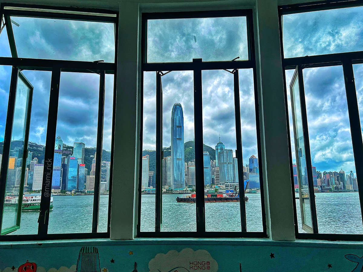 miami_rick's tweet image. You can take the MTR from #Kowloon across #VictoriaHarbour to #HongKong Island all day long but if you have the time, and you know there’s a cold pint waiting for you when you get there, take the #StarFerry! #layover 🇭🇰