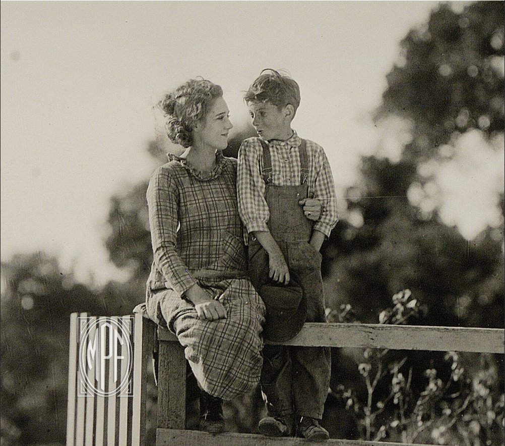 TheMaryPickford's tweet photo. Johanna Enlists released today through #vcientertainment, restored by the #libraryofcongress with a new original score by #danlight.
To order on blu-ray and DVD combo go to https://t.co/I5C5sENhCh
#marypickford #johannaenlists #WWI #1918 https://t.co/1btHBjqkTz