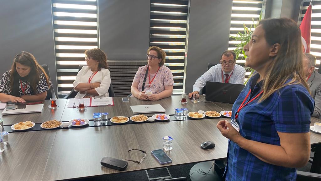 OSB toplantı salonunda Portekizli akademisyenler ve Türk öğretim üyeleri zeytincilik anlamında deneyimlerini paylaştılar. Çanakkale yöresi zeytin firması yetkililerinin de katıldığı toplantı da akademisyenlerle çeşitli sorular soruldu. Firma yetkilileri bilgiler aldı.