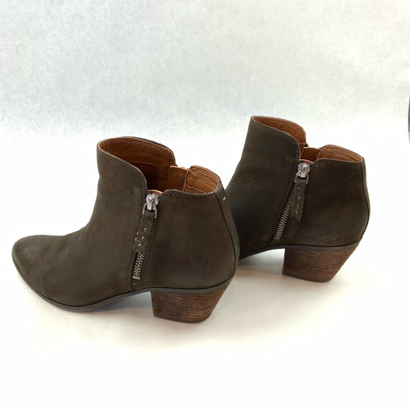theveesup's tweet photo. So good I had to share! Check out all the items I'm loving on @Poshmarkapp #poshmark #fashion #style #shopmycloset #frye #bananarepublic #lescopains: https://t.co/gBpF5pwHgU https://t.co/XMDf7KmZTY
