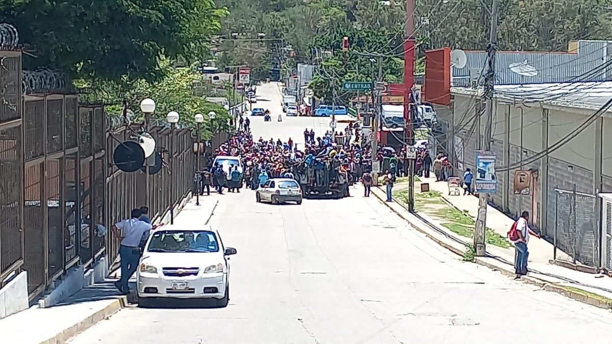 tonalee_88's tweet photo. #Chilpancingo 

Culmina la mesa de negociacion entre autoridades del Gobierno del Estado y ciudadsnos del circuito Rio Azúl, se trasladan al Parador del Marques para que sean entregados los retenidos y liberar la vialidad. https://t.co/uHxqE5QLBt