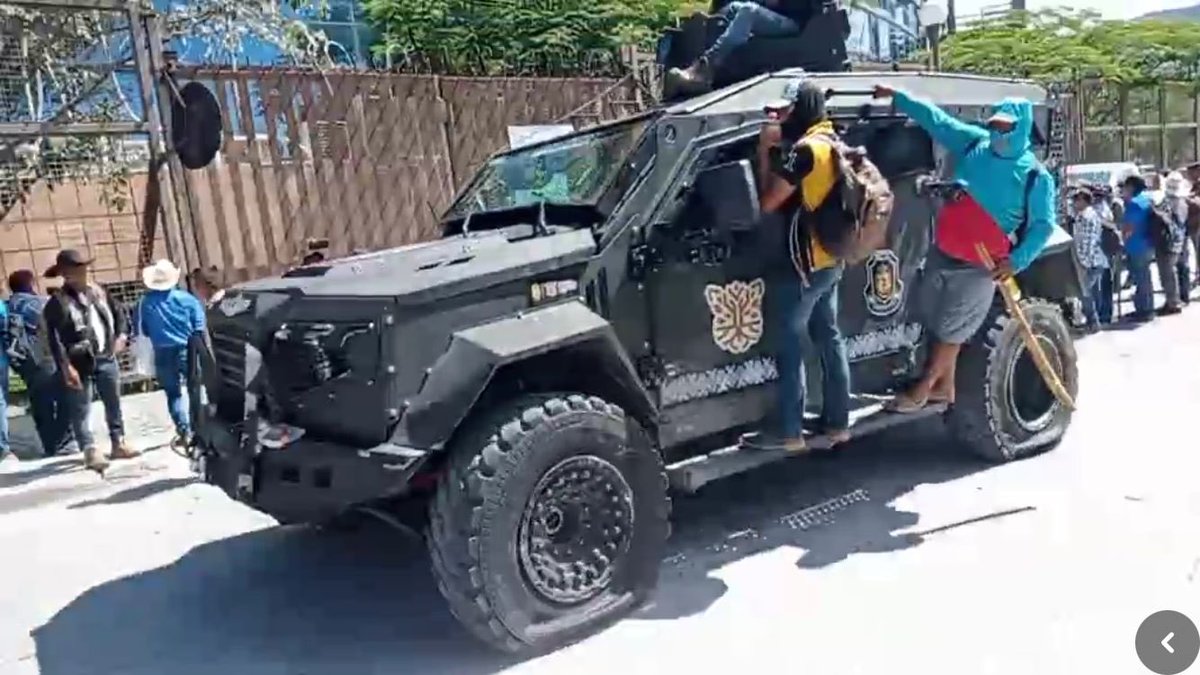 tonalee_88's tweet photo. #Chilpancingo 

Al Recinto Oficial del Poder Ejecutivo Estatal ingresa  la comisión negociadora de los manifestantes que se encuentran bloqueando en el punto conocido como el Parador del Marqués. 
La mitad del contingente en el punto del bloqueo. https://t.co/Pk32YXvezl