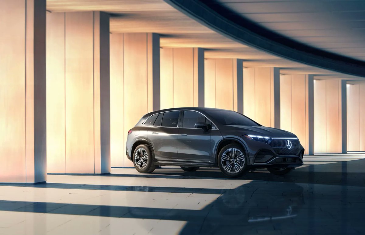 EVcom's tweet photo. 🚀@MercedesBenz achieves remarkable 600% growth in US #EV sales, secures 15% of the Market.

Mercedes offers a diverse range of five electric vehicles (EQ) - the EQS sedan, EQS SUV, EQB, EQE sedan, and EQE SUV.

The EQS SUV takes the lead with 3,077 units sold, while the EQS sedan saw a 25% growth, selling 2,456 models in Q2.

#MercedesEV #EQS #USEVMarket