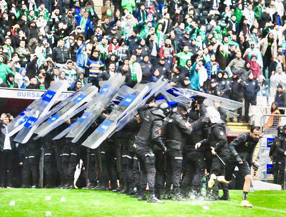 Plazada çalışan memur kardeşlerim

Küsmek darılmak yok 😉

Maaşlar hesaplanırken

POLİS, ASKER VE JANDARMA İÇİN POZİTİF AYRIM ŞARTTIR

Çünkü

Deprem olur
koş #Polis koş #Asker

Seçim var haydi polis
koş #Jandarma

Sınav
Maç
Konser

En az 12 saat ayakta
Ekmek arası peynir kumanya