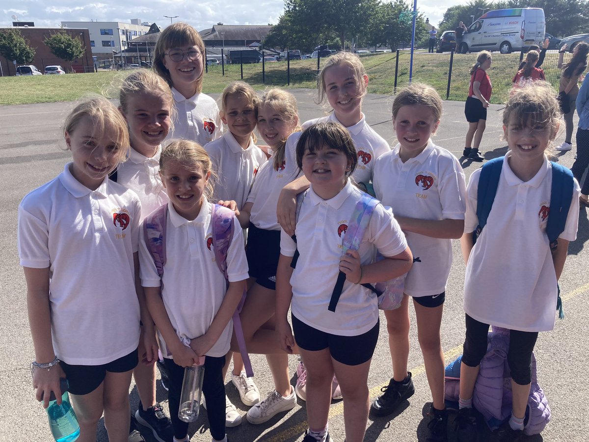 ysgolyddraig's tweet photo. Diolch yn fawr @YDewiSant and all our @ysgolyddraig Yr6 and Yr5 netball players for some fantastic netball play this afternoon! Well done everyone 👏 Llongyfarchiadau ! #YYDachieve #YYDchallenge #YYDenjoy https://t.co/JEvQJDr1hW