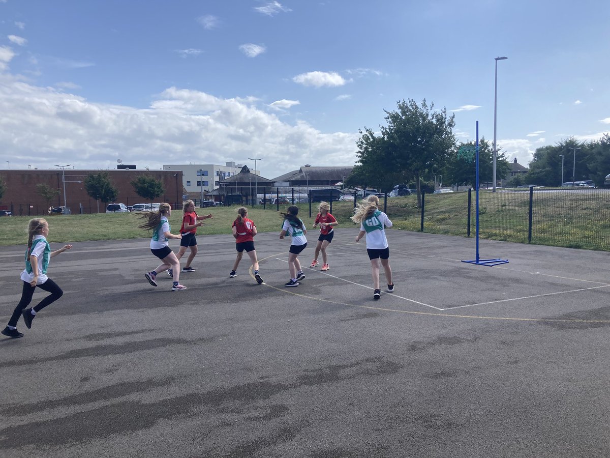 ysgolyddraig's tweet photo. Diolch yn fawr @YDewiSant and all our @ysgolyddraig Yr6 and Yr5 netball players for some fantastic netball play this afternoon! Well done everyone 👏 Llongyfarchiadau ! #YYDachieve #YYDchallenge #YYDenjoy https://t.co/JEvQJDr1hW