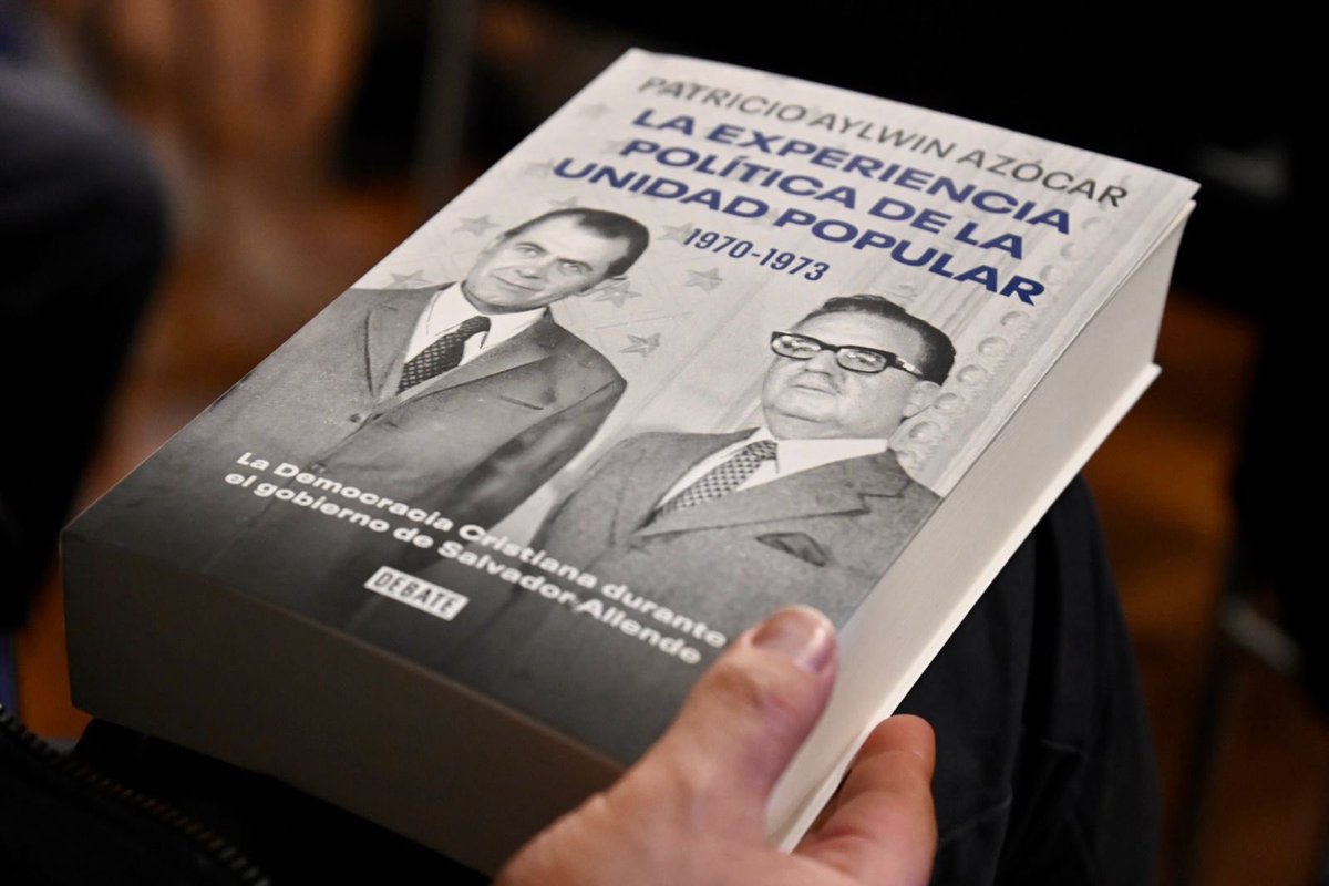 Orrego's tweet photo. El libro del ex presidente Patricio Aylwin “La experiencia política de la UP” es una reflexión necesaria para comprender la historia de nuestro país, los dilemas y limitaciones de la época. Un pueblo sin memoria es un pueblo sin futuro. https://t.co/24PQMvvT36