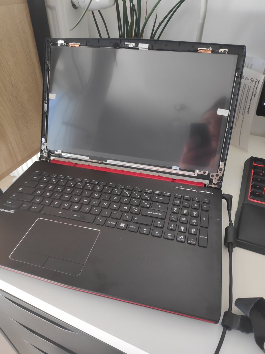 AFAB_Informatiq's tweet photo. Partie 3:
Voici des photos de la réparation du PC portable gamer MSI GP62.
#reparations #msi #pcportable #repair #laptop #gp62 #nvidia #intel #i5 #ecrancassé #charniere #GTX #gtx950m #6300hq #reparateur #reparation #annecy https://t.co/zoMhkPiLvg