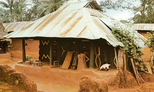 It was in the Obi that the family head made major decisions and executed important tasks; this was also the site for marriage negotiations and dispute resolution, representing the axis around which family life rotated, both physically and metaphorically.

#NZUKOBrand #IgboHistory