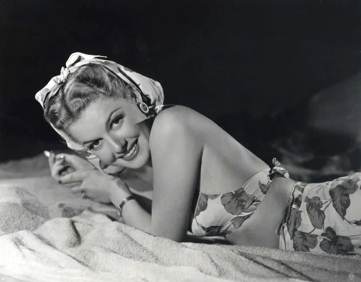 Dear_Grateful1's tweet photo. Ann Sheridan photographed by Scotty Welbourne, 1942 https://t.co/VkQmHkSZxx
