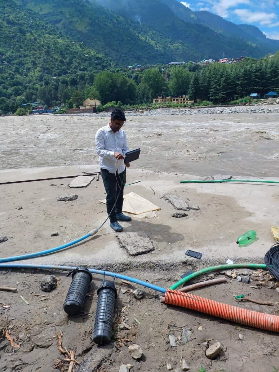 pravesh814's tweet photo. Kullu-Manali BSNL OFC restoration work in progress. Commendable effort in such a difficult scenario 👌🙏
#bsnl
@CMDBSNL @BSNL_ka_Bandhan @aajtak @AmarUjalaNews @ZeeNews @ABPNews @timesofindia @DainikBhaskar @JagranNews @BSNL_JK @BSNL_HP @sneachq @BSNL_GJ @BSNL_CG_Circle @BSNL_KL https://t.co/k2Mj5qZDXk