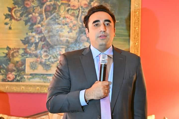 WaderaAfridi's tweet photo. آج کے دن کی دو خبریں
اول: بلاول بھٹو زرداری نے عالمی فورم پر سویڈن میں قرآن پاک کی بیحرمتی کا معاملہ اٹھایا۔
دوئم: اسرائیل نے عمران خان کی بات دُہراتے ہوئے پاکستان پر پابندیاں لگانے کی بات کی۔
#اسرائیل_کا_فتنہ_داماد https://t.co/7fJARNGpWT