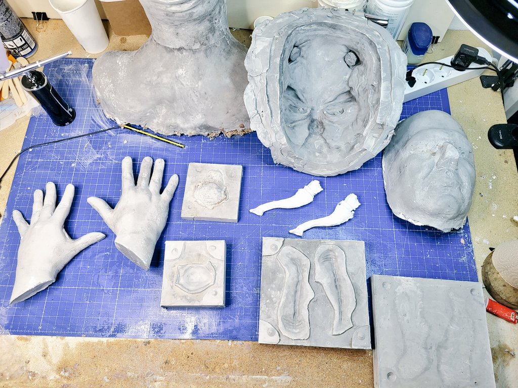 MannVomMond1's tweet photo. So, here we go. Finished  my molds for the #andorian #foamlatexprosthetics. Forehead piece, chin piece,  jawline pieces, antennae. If I find the time, I will also make a set of latex gloves to avoid having to paint my hands blue. Test run tomorrow... #StarTrek #cosplay @DestTrek https://t.co/aaWlazoIan