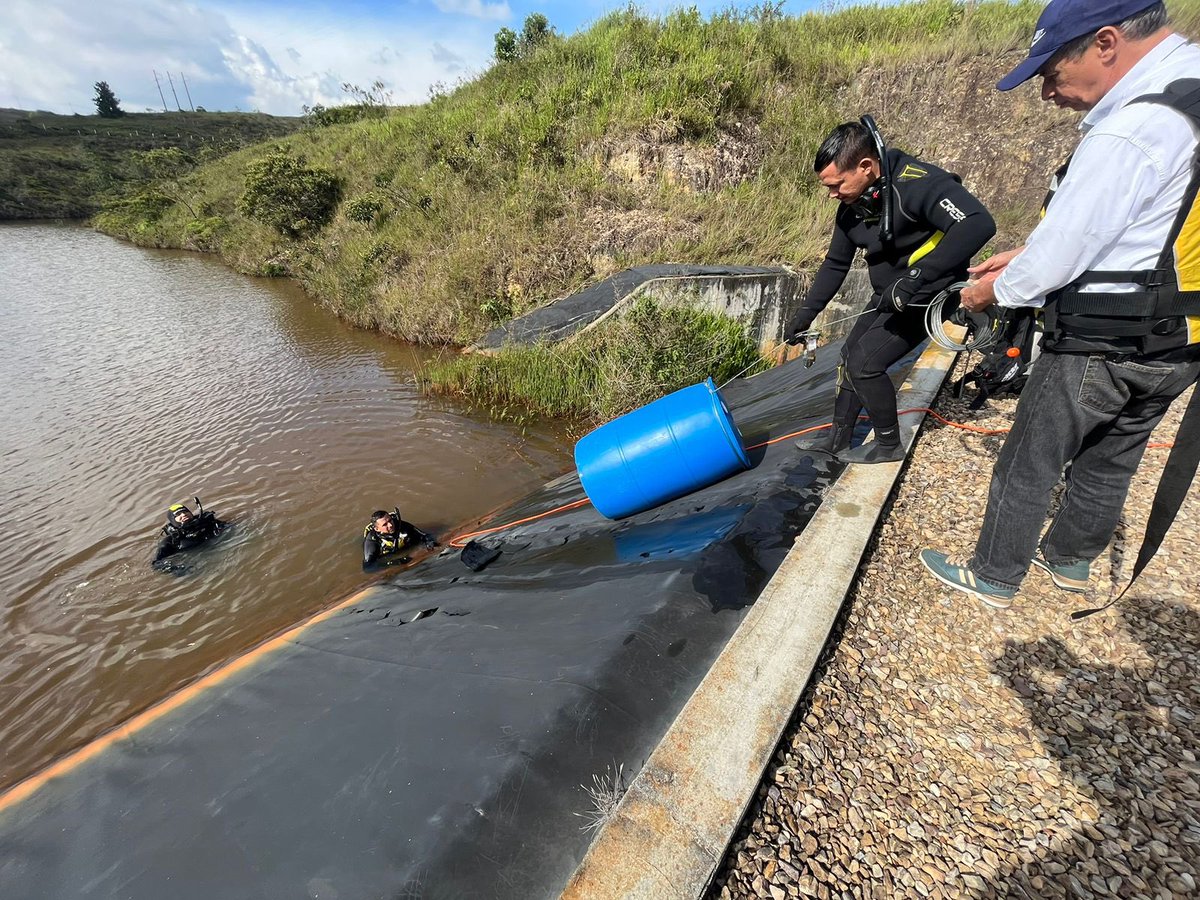 EsantSantander's tweet photo. ¡Agua para todos! 💦 

Con orgullo y dedicación, hemos culminado exitosamente las maniobras de reparación en la represa Los Pozos, fuente vital del acueducto en el municipio de #LosSantos. https://t.co/PspIWm7ob6