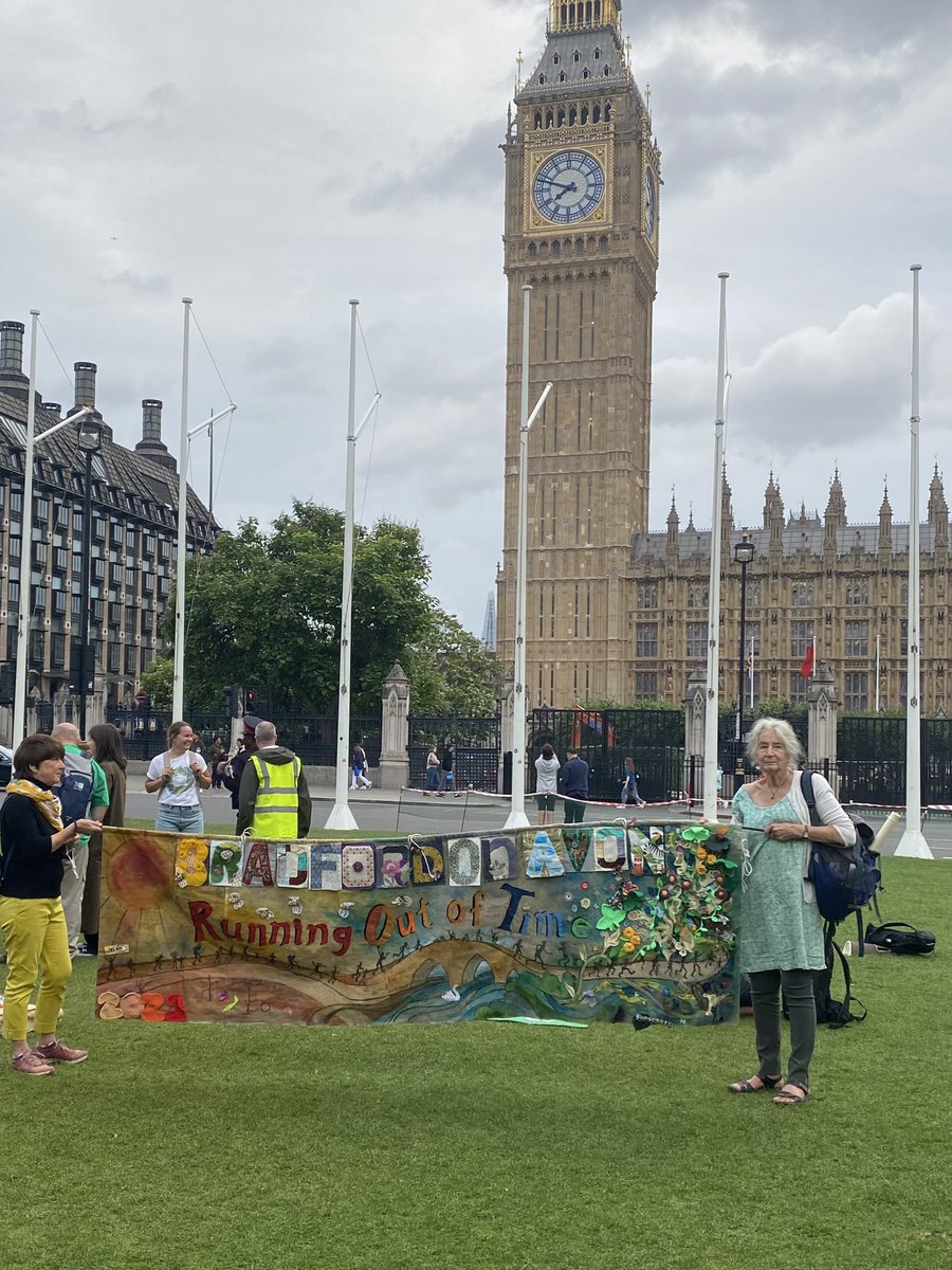 ITS FINALE DAY🙌 We have gathered in parliament square to celebrate the finale of the relay and cheer in the runners, walkers and wheelers. All the way from Ben Nevis to Big Ben- well done everyone! #ClimateAction #RunningOutOfTime @Climate_Relay