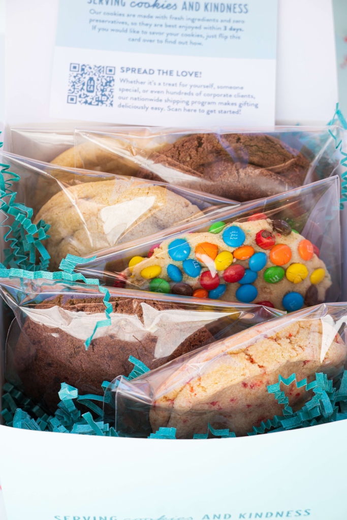 We created a holly jolly assortment to kick-start summer activities. The July Holiday Half Dozen☀️⁠
This box: Chocolate Chip Peppermint Bark Christmas Lights White Chocolate Raspberry Mint Chocolate &amp; Chocolate Pecan Caramel cookies. Start your order at l8r.it/sg8Z