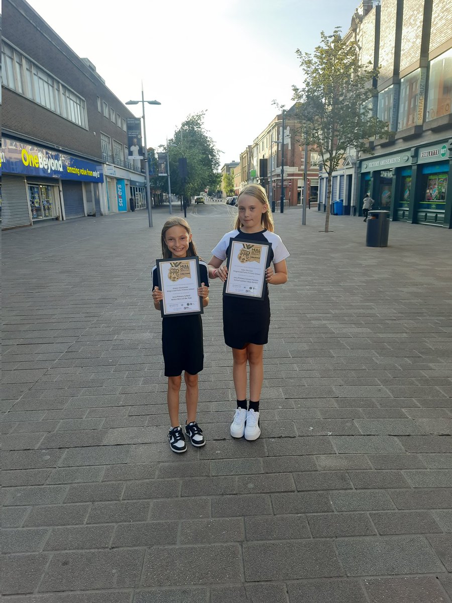 KingswoodParksP's tweet image. We are so proud of our 2 pupils Edee and Gracie, Passion in Sport Award and Active Hero of the Year Award from @HullActiveSch award evening🎉 Well done girls!