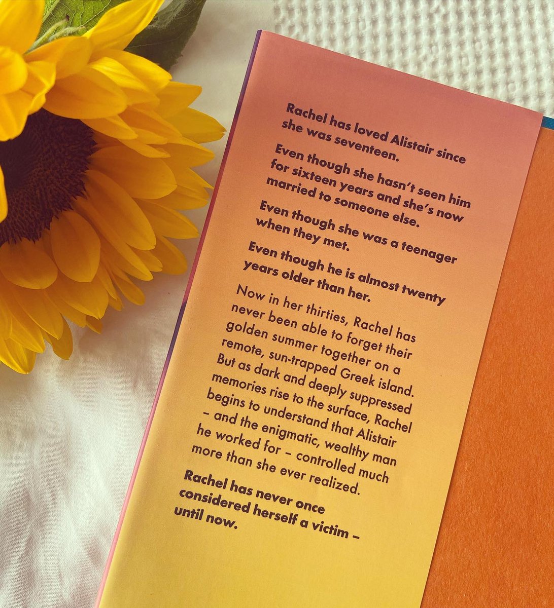 bookoffimreadin's tweet photo. #TheGirlsOfSummer by @WhatKatieBWrote ☀️

https://t.co/S7Y44aWRE8

A dark, atmospheric and uncomfortable read. Great writing and brilliant pace 🌻 Thanks so much @Millsreid11 @TransworldBooks for sending this one my way 💕

#BookTwitter #BookReview https://t.co/UKcu76MCMr