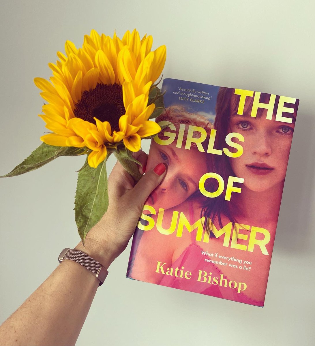 bookoffimreadin's tweet photo. #TheGirlsOfSummer by @WhatKatieBWrote ☀️

https://t.co/S7Y44aWRE8

A dark, atmospheric and uncomfortable read. Great writing and brilliant pace 🌻 Thanks so much @Millsreid11 @TransworldBooks for sending this one my way 💕

#BookTwitter #BookReview https://t.co/UKcu76MCMr