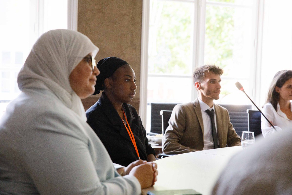 OlivierKlein93's tweet photo. À l’écoute des jeunes soutenus par la fondation Square : des échanges authentiques sur leurs parcours de vie.

Ils incarnent la diversité de nos quartiers populaires. Grâce au travail des associations, ils se sont émancipés et s’engagent maintenant pour l’Autre.

Merci à eux. 🙌 https://t.co/Y7hMbT50vb