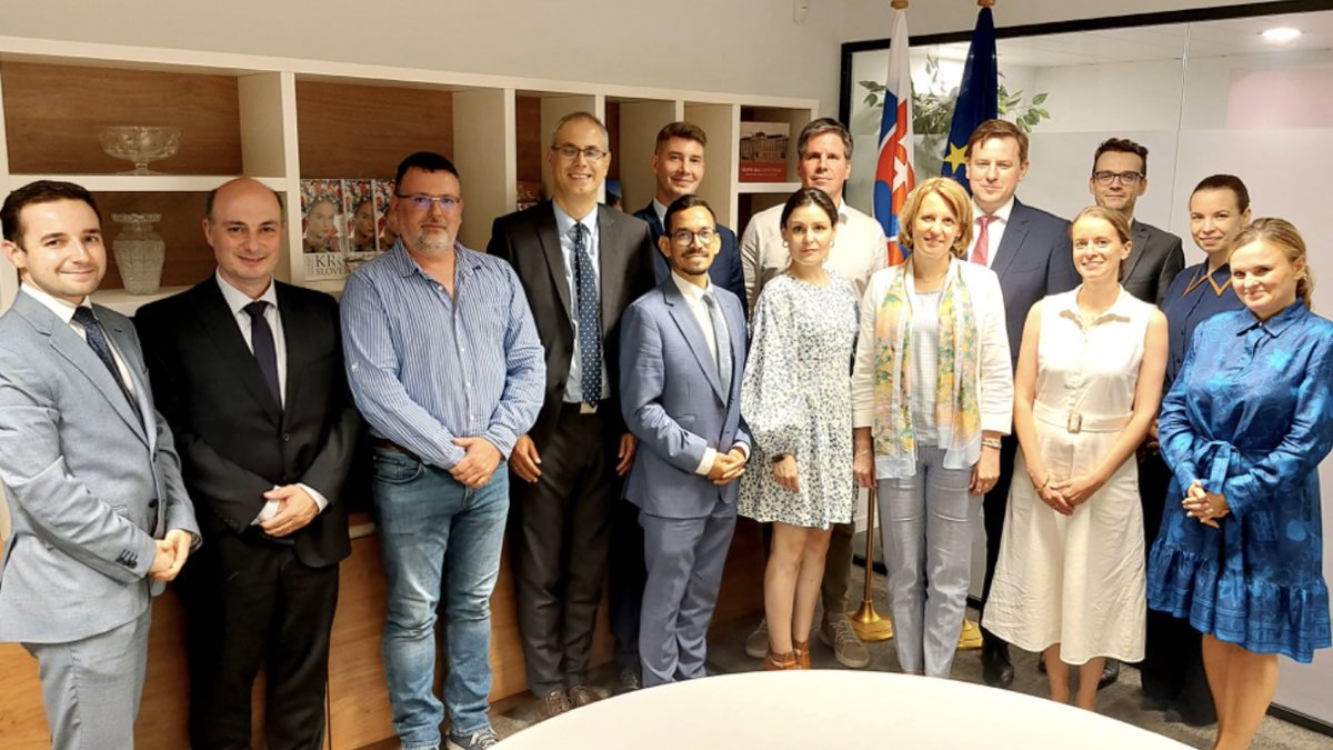 Úzke prepojenie medzi národnou a 🇪🇺 diplomaciou ponúka možnosti znásobiť výtlak slovenskej zahraničnej služby. Sme hrdí na Slovákov v európskych diplomatických službách #EEAS. Mnohí sú aj kolegami z #MZVSR. Vďaka SZ SR pri EÚ za organizáciu diskusie o prehlbovaní spolupráce.