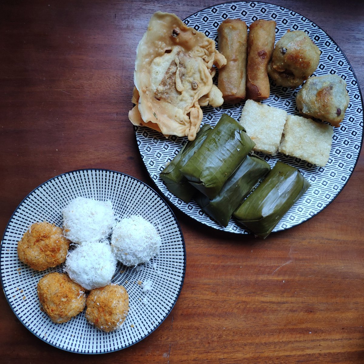 d3d1s's tweet photo. meNYATUkan rasa dlm perbedaan 
adalah rahmat yg Tuhan berikan kpd  makhluknya di muka bumi supaya kita berpikir mana pilihan TERBAIK yg  pantas kita dapatkan 
@sukabumiface @liketheearth
#sukabumi #sukabumiface #gorengan #karoket #rarawuan #ulen #buras #ketan #rasa https://t.co/E88yhu0f3h