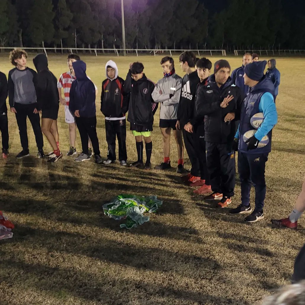 Ursrugby's tweet photo. #ConectaRugby A primera hora de la tarde, Martín Gaitan, coordinador del Área de Capacitación UAR y del Plan Conecta, y Martin Amon, secretario técnico del Alto Rendimiento UAR, estuvieron brindando una clínica y viendo a los juveniles que participan del
CENTRO de la @Ursrugby https://t.co/odWJaWaWjo