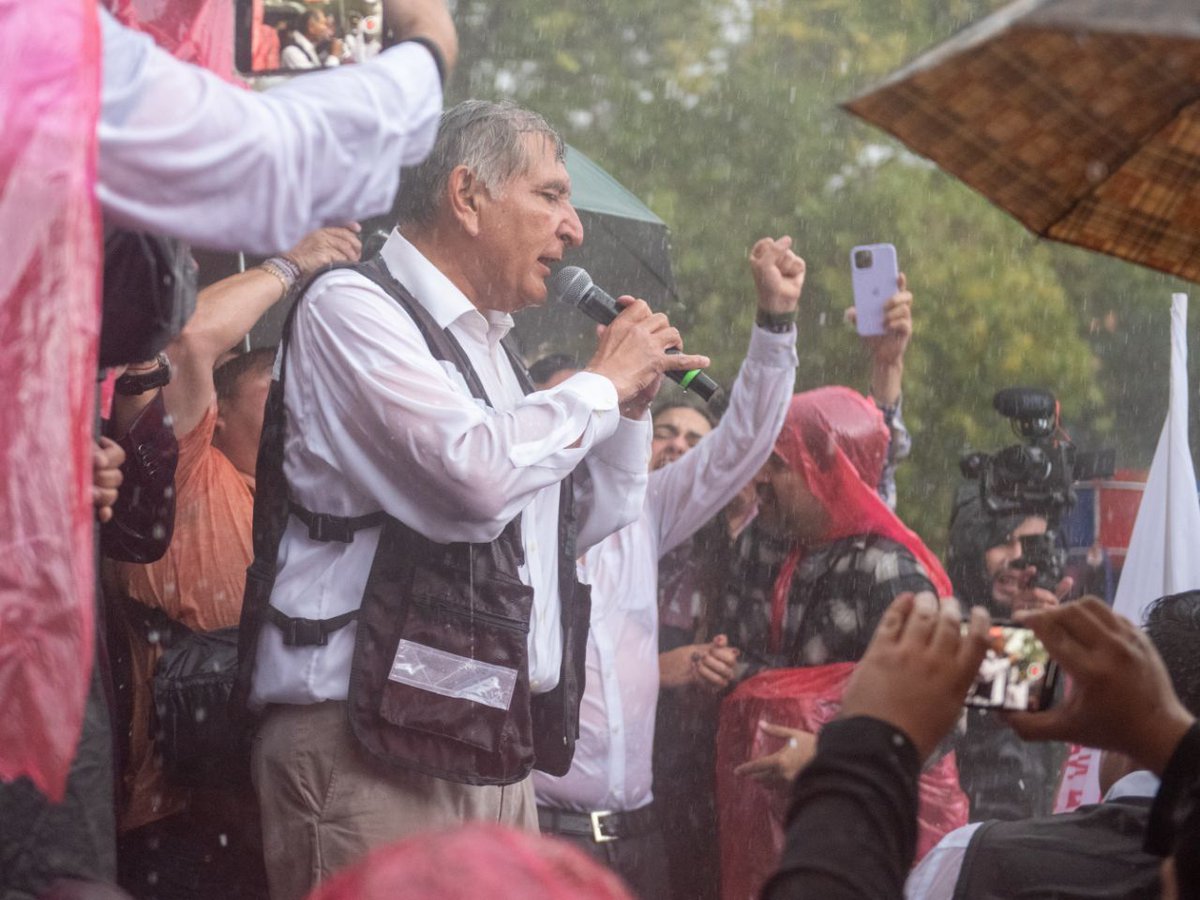 adan_augusto's tweet photo. Tláloc nos bendijo con su llegada al Monumento a la Madre. 

Esta tarde, la lluvia y el granizo cubrieron de gloria a nuestro movimiento en la capital del mundo: la Ciudad de México no se rinde. 

A pesar de cualquier inclemencia, en unidad haremos irreversible la revolución de las conciencias.