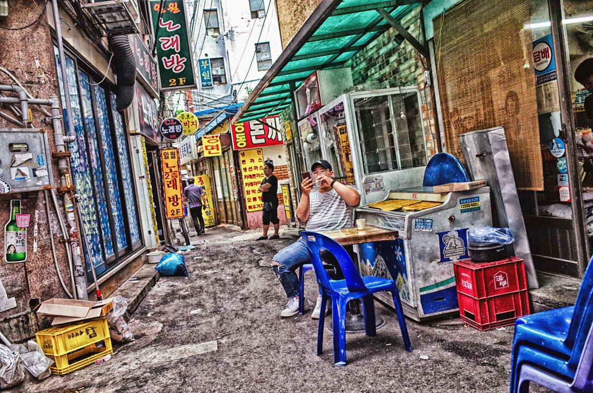 MEGACOLORPUNCH's tweet photo. #韓国 #ストリートスナップ #写真 #streetphotography #foto #Midsummer #真夏 #街並み #Seoul #onepuff #一服 #キャンディッド #Alley #旅 #路地裏 #backstreet #風景 #photography #compactdigitalcamera #散歩 #GR #stroll #shadow #コンデジ #streetsnap R0043658-111 https://t.co/lc09GP8cL4