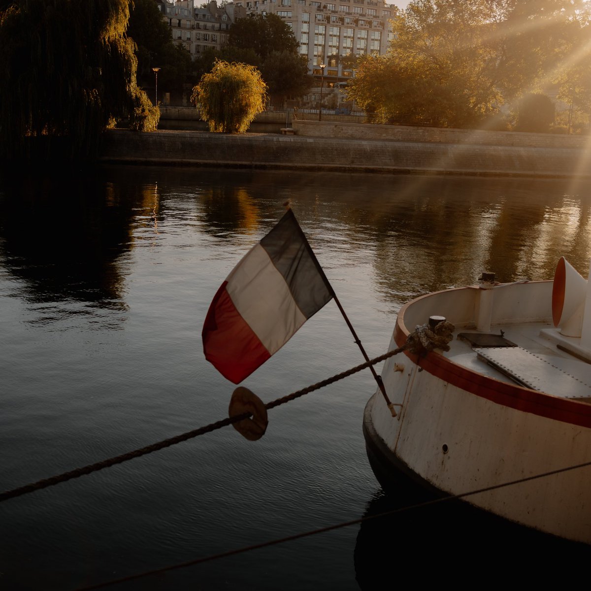 m__oneill's tweet photo. Morning on the Seine. https://t.co/gXExurGMt2