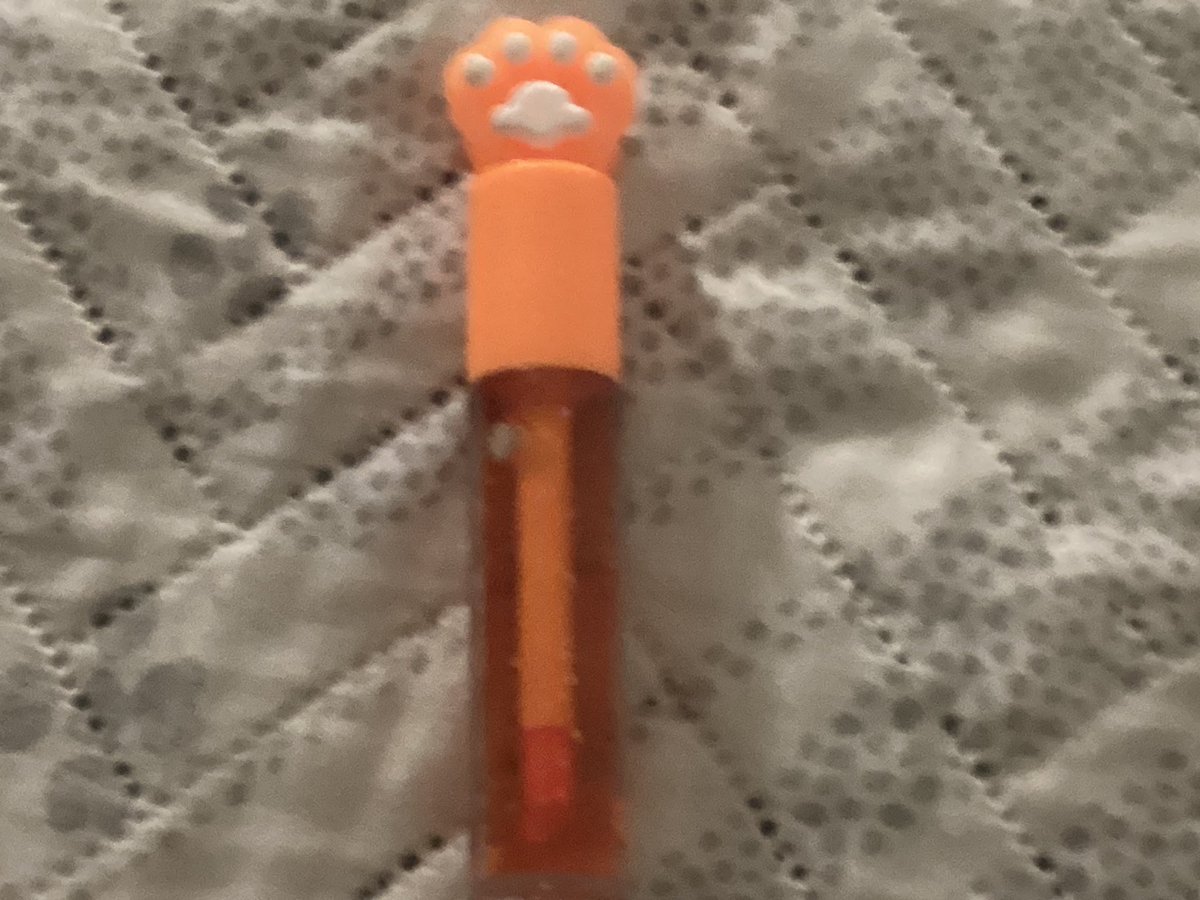 Me pondré ese labial después de comerle los intestinos :3