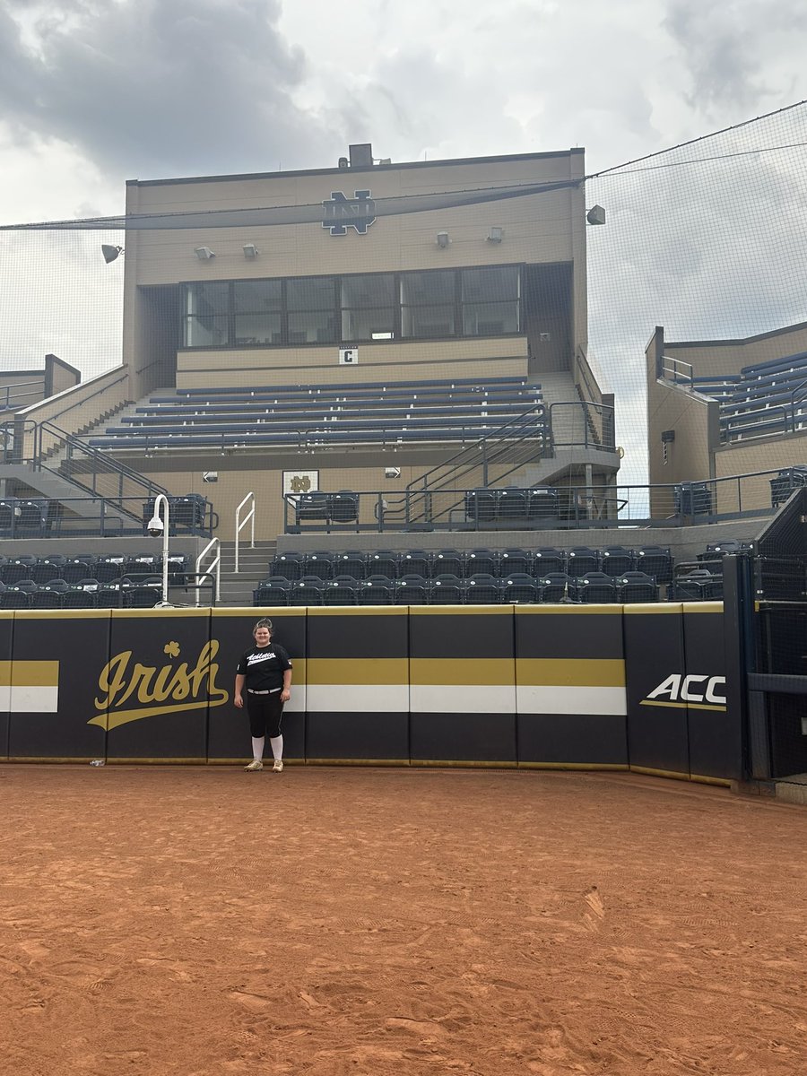 SkylarSteib's tweet photo. Thank you so much @2Ganeff @Rivie00 @NDcoachGumpf for an amazing 2 days of camp!! Go Irish! ☘️ https://t.co/cxRVV7KsBD