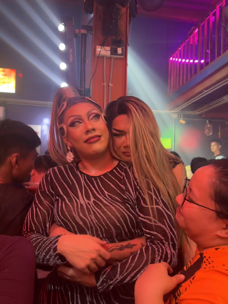 itsmidnightity's tweet photo. I still didn’t know how to react at this point pero i know one thing for sure: this is just the beginning of your journey as RuGirl. You deserved all the love and support you have rightnow, and andito lang kame to support you all the way! 🧡
#TeamArizonaBrandy #CubaoDrag
#Drph2 https://t.co/c5mvpbyQgP