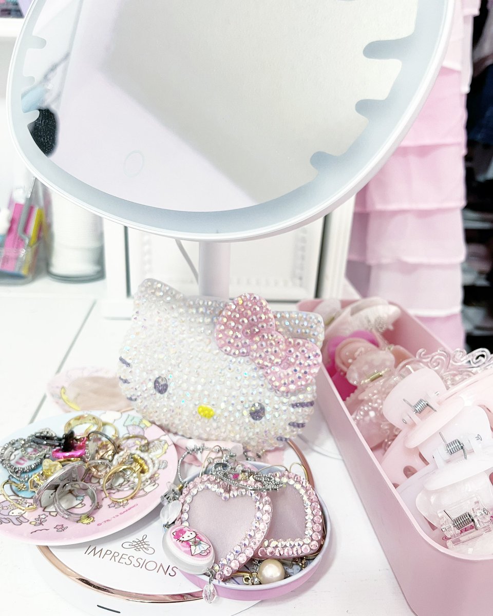 Today was an organization type of day.
#roomtour #girlsroom #kawaii #hellokitty #shabbychic #princess #kawaii #japan #craft #mirror #impressionsvanity #vanity #makeup #artist #dollshome #doll #pink #bling #heart #tarinatarantino #clips #emijay #pinkroom